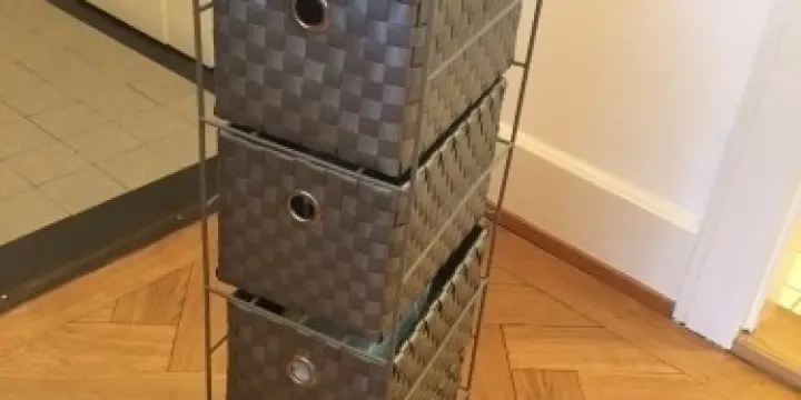 Etagère avec panier tressé synthétique 