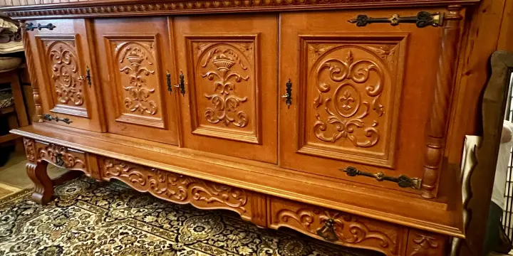 Grand buffet bois massif sculpté - meuble Carnotzet