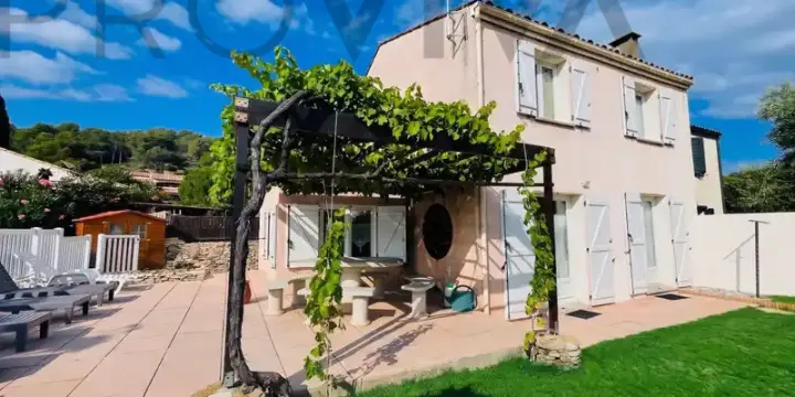 Exklusives mediterranes Wohnparadies mit Pool und Privatsphäre