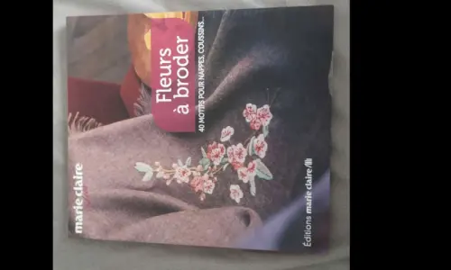 Livre "Fleurs à broder" neuf à Moutier