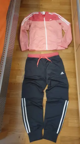 Training Adidas rose et gris foncé T 152 (11,12 ans ) à Renens