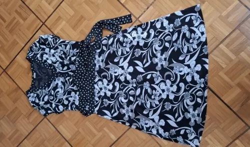 Robe noir/blanche avec ceinture/Kleid Schwarz/weiß à Moutier