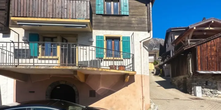 À vendre : immeuble de rendement en bon état général.
