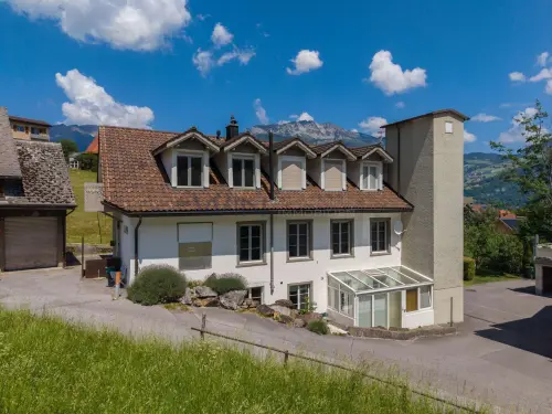 Autowerkstatt mit 2.5 Zimmer - Wohnung à Glarus Nord