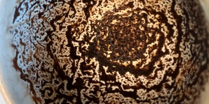 Voyante lire votre tasse de café