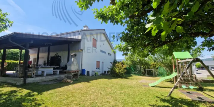 Maison locative avec local commercial de 8.5 pièces sur 330 m²
