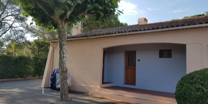 FREJUS  BASTIDON TYPE F2 DE 38 m2 avec jardinet