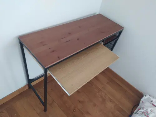 Bureau Ikea à tablette à Châtelaine