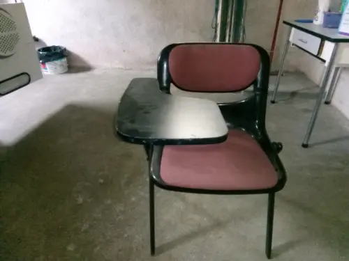10 Chaises  avec tablette écritoire rabattable à Courrendlin