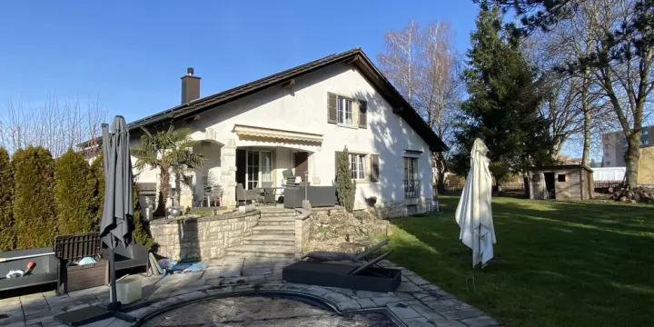 Maison familiale dotée d'une parcelle de 1'731 m2 avec piscine