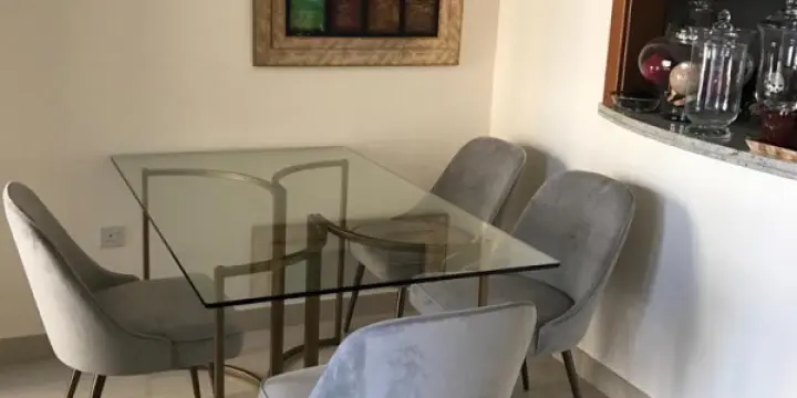 4 chaises pour tables à manger