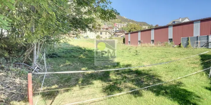 Terrain à vendre de 691m2 au village en bordure de la zone industielle