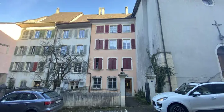 Appartement de 2,5 pièces avec un poêle et cheminée