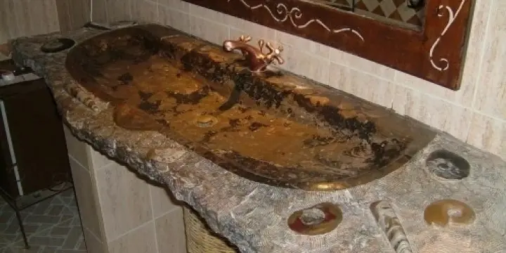 Lavabos en marbre fossilisé