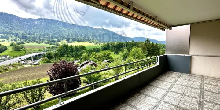 Sur les hauteurs de la ville dans un quartier tranquille