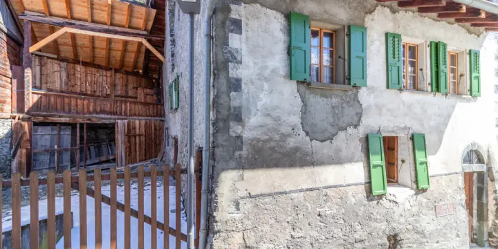 Authentique maison villageoise du 18ème avec espaces extérieurs