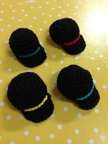 Lot de 6 casquettes faites main à Courgenay