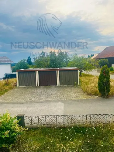 Trois garages sur un terrain à bâtir à Bure