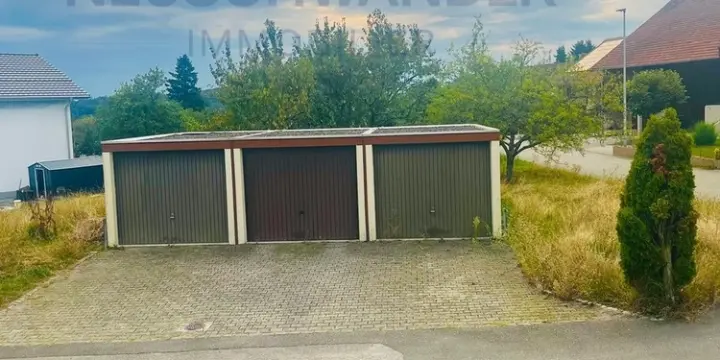 Trois garages sur un terrain à bâtir