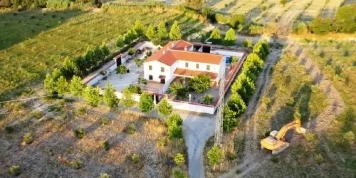 maison / villa + terrain 40.000 m²