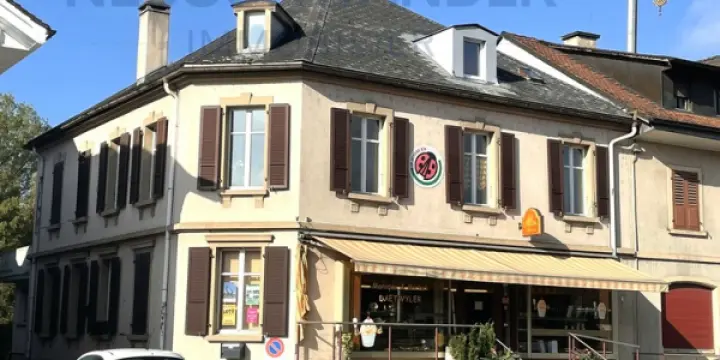 Immeuble commercial et appartement de 6 pièces