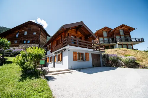 Adorable chalet avec vue splendide sur le fond de vallée  à St-Jean VS