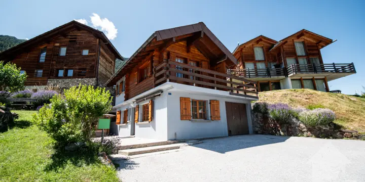 Adorable chalet avec vue splendide sur le fond de vallée 