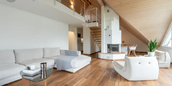 Helle Maisonette-Wohnung mit Cheminée und Garten