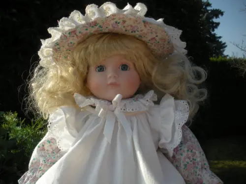 Poupée ravissante porcelaine "Clémence" à Chigny