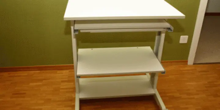 Table ordinateur sur roulettes 