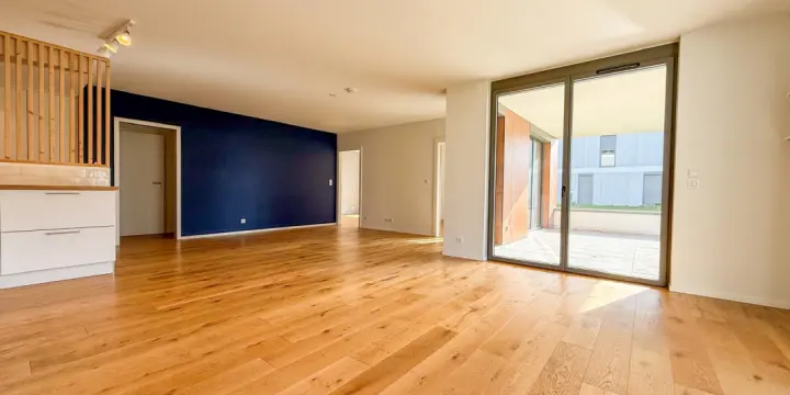 En France, Village-Neuf : Appartement 4 Pièces de Standing