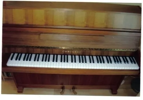 Piano droit en noyer satiné à Belmont-sur-Lausanne