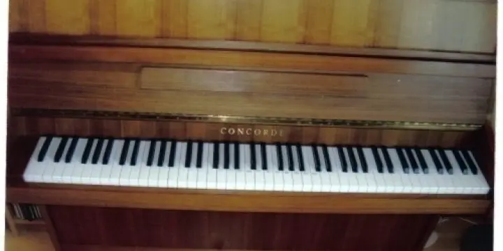 Piano droit en noyer satiné