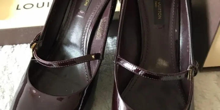 Set Louis Vuitton Taschen und Pumps.