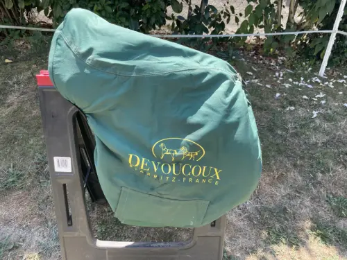 Selle de saut Devoucoux à St Didier de la Tour