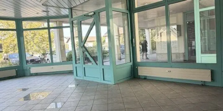 Surface commerciale de ~80 m²au rez à vendre à Bassecourt