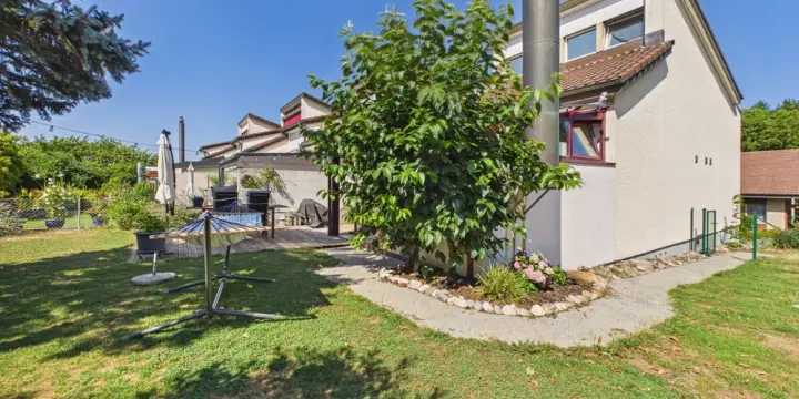 Grosszügiges Eckhaus im Grünen - ideal für Familien