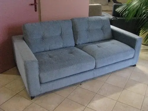 Elégant canapé 2.5 places capitonné tissu à Servion