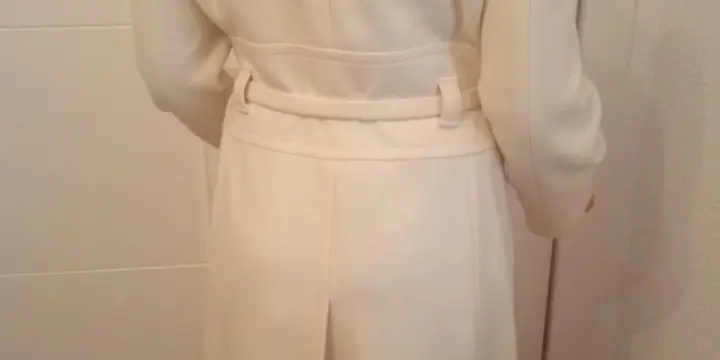 MANTEAU BLANC TOUT NEUF HUGO BOSS FEMME très beau