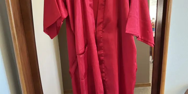 Robe de chambre rouge satinée