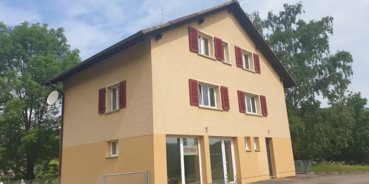 À vendre maison locative de 2 logements et 1 local commercial à Asuel