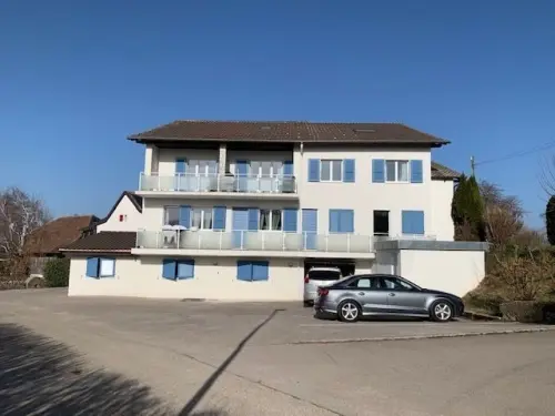 Bel immeuble de 8 appartements rénovés à vendre à Courgenay à Courgenay