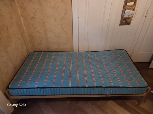 Lit simple avec sommier à lattes et matelas à Montreux