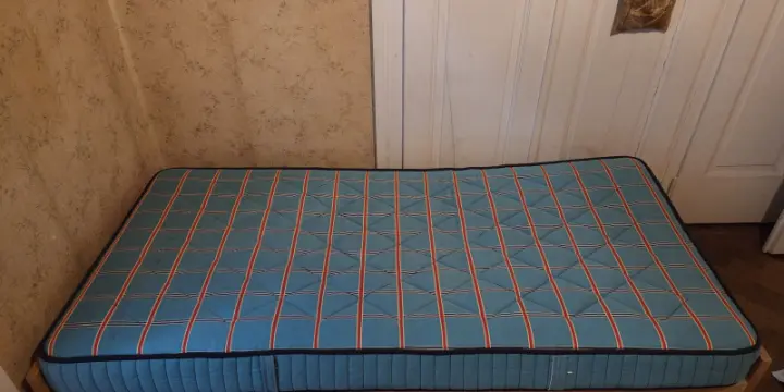 Lit simple avec sommier à lattes et matelas