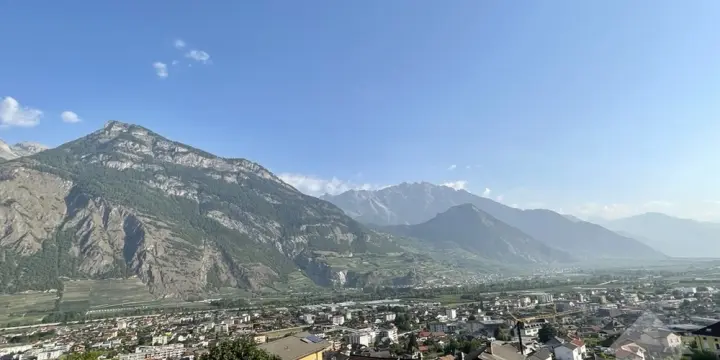 Appartement 3,5 pces de 100m2 avec jardin de 145m2 et 2 places de parc