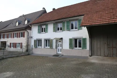 Grande bâtisse rénovée de 8 pièces à vendre à Alle à Alle