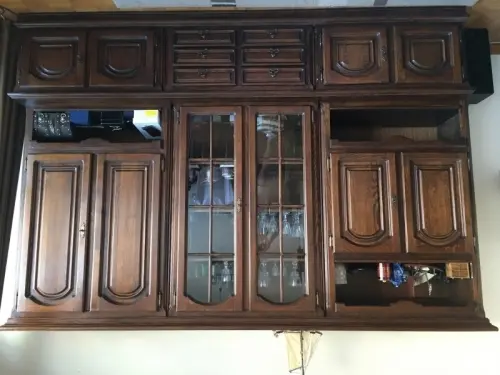 VENDS GRAND MEUBLE VAISSELIER. NOUVEAU PRIX ! à Payerne