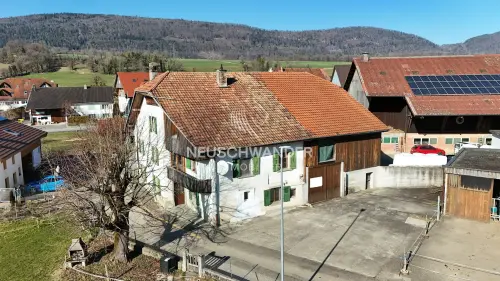 Bâtiment de 2 appartements et 1 grange à vendre à Courchapoix à Courchapoix