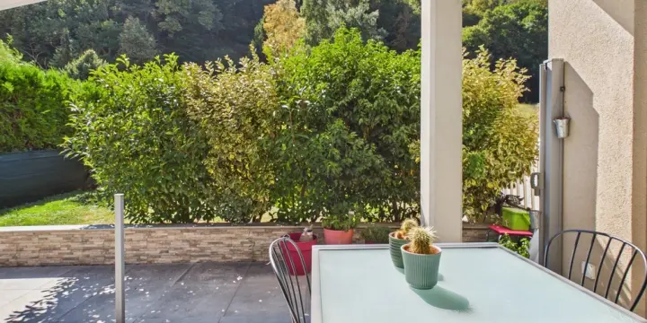 Magnifique terrasse et à proximité de la forêt