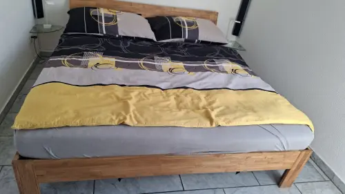 Lit avec table de nuits à Evilard